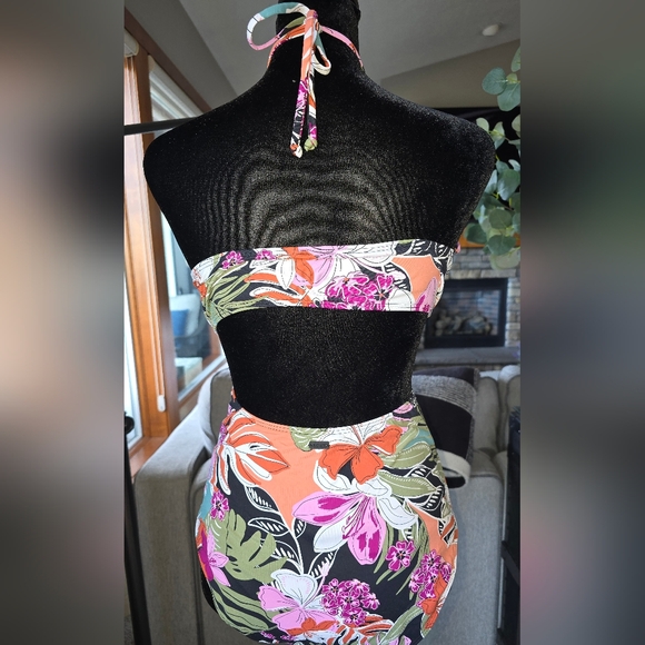 ROXY NWT swimsuit with cutouts Size Large - Picture 8 of 10